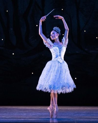 Ballerina en pointe in sparkly, white dress 